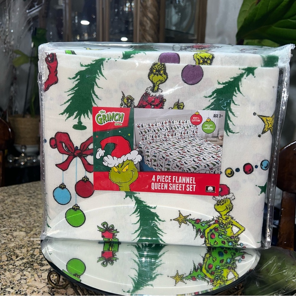 Grinch 4-Piece Flannel Queen Sheet Set - White and Green